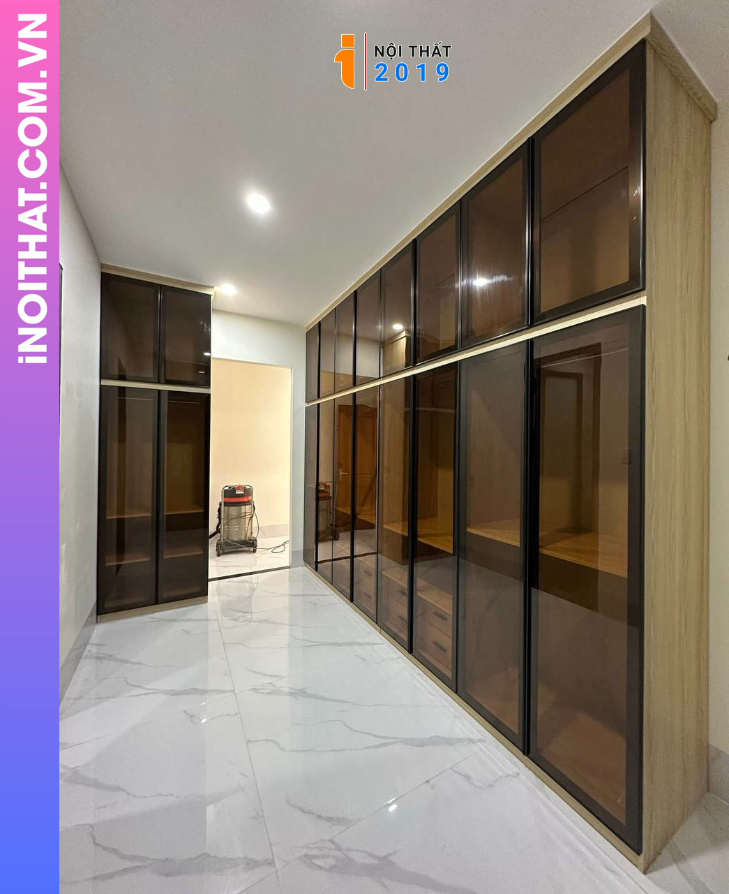 Tủ quần áo cánh kính kịch trần cho phòng thay đồ