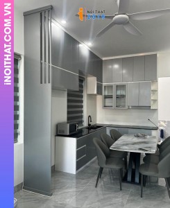 Tủ Bếp Chữ L kịch trần nhựa Penco kết hợp vách ngăn